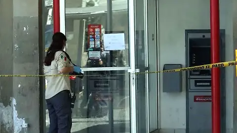 Image - Tu Colonia Regia Un Asalto En Guadalupe Dejó a Un Cliente Sin 2 Mdp Tras Salir De Un Banco. Autoridades Investigan Y Buscan a Los Responsables Que Huyeron En Auto Rojo.