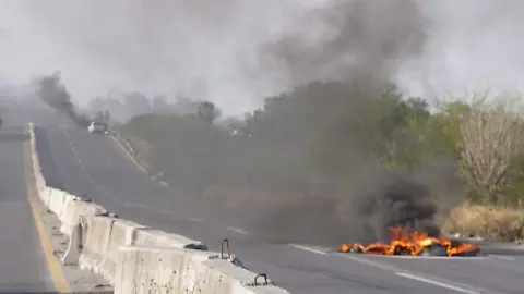 Image - Tu Colonia Regia El Gobernador Ignora La Alerta De Seguridad Emitida Por La Embajada De Eua Mientras Pasea Por Estadios De La Nfl En Medio De Una Crisis De Violencia Nacional.