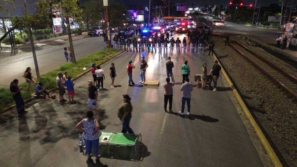 Vecinos Protestan Por Apagones En Nuevo León  - Tu Colonia Regia