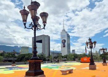 Faroles De La Macroplaza En Monterrey - Tu Colonia Regia