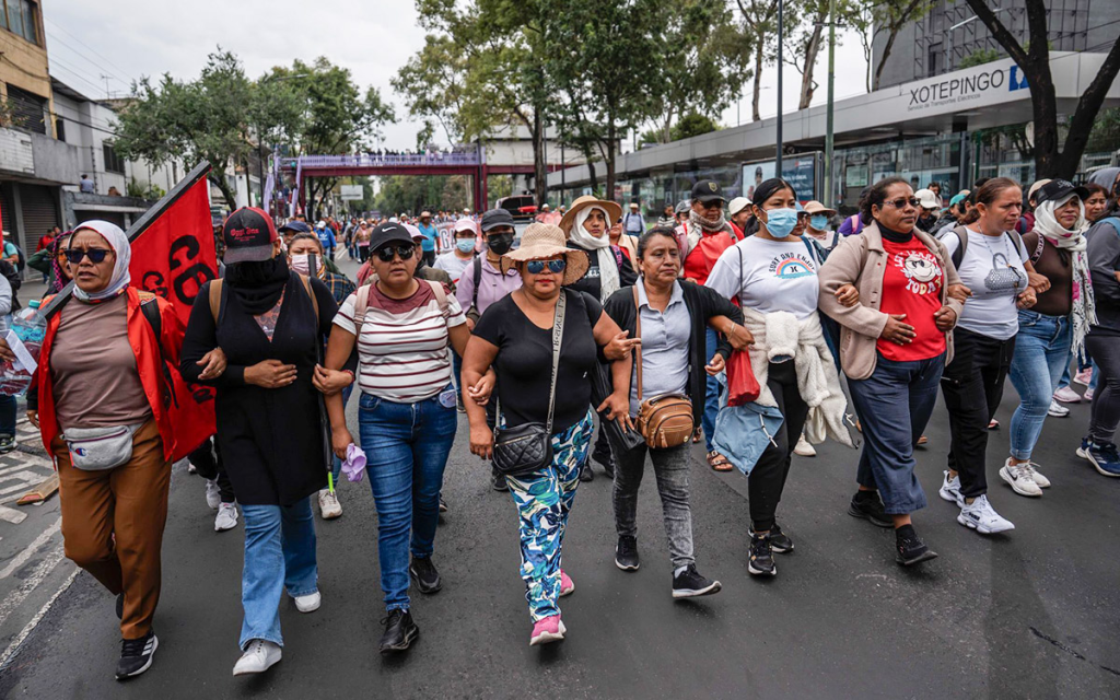 Maestros De La Cnte Marchaban Hacia El Estadio - Tu Colonia Regia