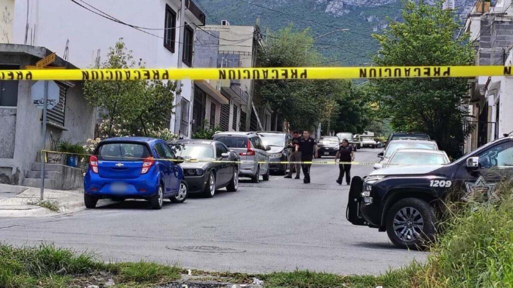 Street Blocked by Yellow Police Tape in a Residential Area, with Officers and Parked Cars Visible Behind the Barrier. - Tu Colonia Regia